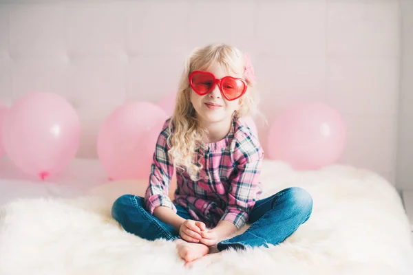 Kalp Şekli Gözlüklü Mutlu Beyaz Beyaz Sevimli Sevimli Komik Kız — Stok fotoğraf
