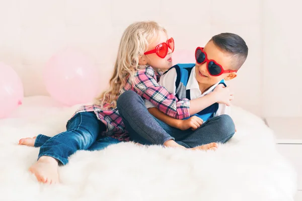 子供の肖像 幸せな白い白人かわいい愛らしい面白い心形のメガネを着用します 女の子が男の子にキスをしようとしています 楽しい バレンタインの日の休日のお祝い — ストック写真