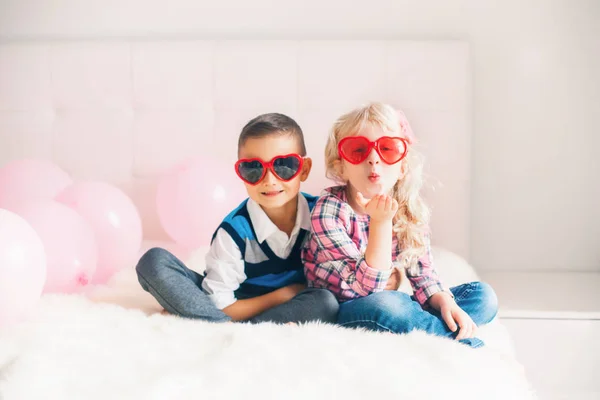 子供の肖像 幸せな白い白人かわいい愛らしい面白い心形のメガネを着用します 少年と少女がお互いをハグします 楽しい バレンタインの日の休日のお祝い — ストック写真