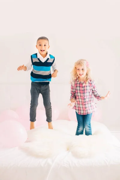 Ομάδα Πορτρέτο Δύο Χαρούμενα Λευκό Καυκάσιος Χαριτωμένο Αξιολάτρευτο Αστεία Παιδιά — Φωτογραφία Αρχείου