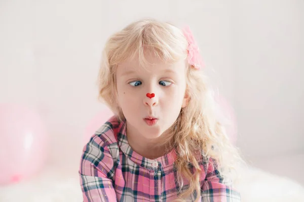 Divertente Esilarante Bianco Caucasico Carino Adorabile Bambina Guardando Suo Naso — Foto Stock