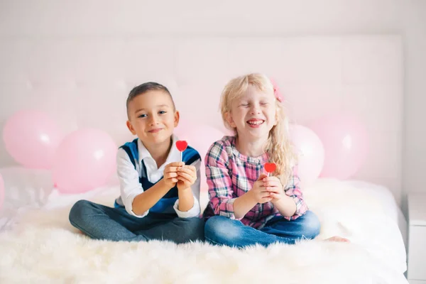 两幅快乐的白人白种人可爱可爱有趣的孩子吃心形棒棒糖的合影 庆祝情人节的男孩和女孩 友谊和乐趣 永远最好的朋友 — 图库照片
