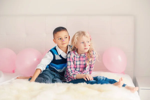 Csoportkép Két Boldog Fehér Kaukázusi Aranyos Aranyos Vicces Gyerekek Szív — Stock Fotó