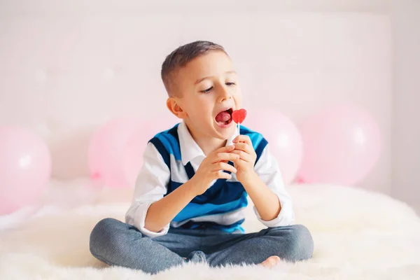 Portret Van Witte Kaukasische Leuke Schattige Jongenskind Eten Hartvormige Lollipop — Stockfoto