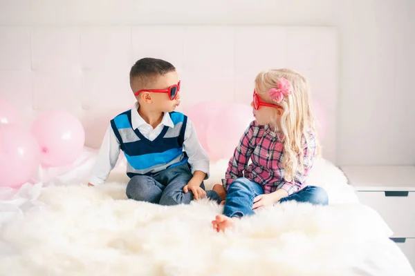 Retrato Dos Felices Blancos Caucásicos Lindos Adorables Niños Divertidos Con — Foto de Stock