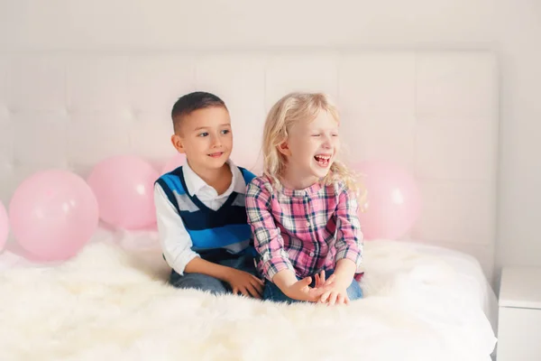 Портрет Двух Счастливых Улыбающихся Белых Белых Белых Милых Забавных Детей — стоковое фото