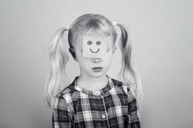 Siyah ve beyaz ile komik yapışkan not kağıdı yüzünde üzgün mutsuz beyaz okul öncesi kız portresi. Duyguları ifade etme evlat. Zorluklar, sorunları çocukluk kavramı.