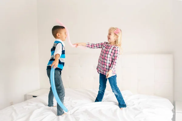 Kaksi Valkoihoinen Söpö Suloinen Hauskoja Lapsia Hyppäämällä Sängyllä Makuuhuoneessa Pelaa — kuvapankkivalokuva
