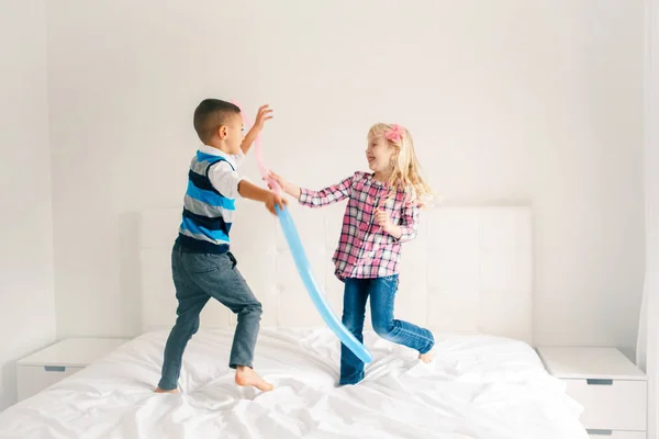 Dos Caucásicos Lindos Adorables Niños Divertidos Saltando Cama Dormitorio Jugando —  Fotos de Stock