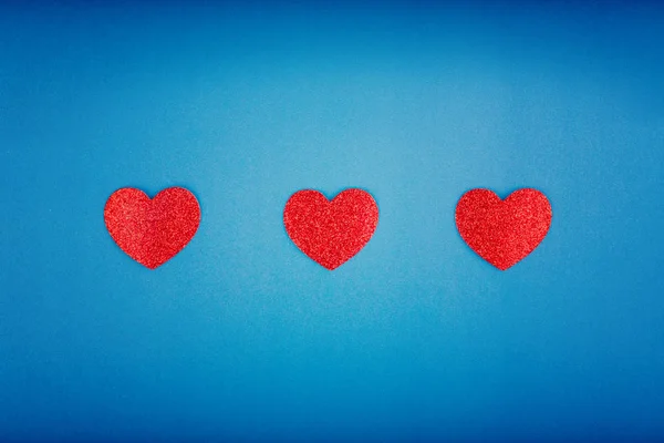 Glücklicher Valentinstag Schöne Kartentapete Mit Drei Roten Herzen Der Mitte — Stockfoto