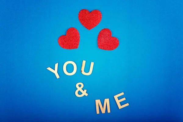 幸せなバレンタインデー 青の背景に つの赤いハートの美しいカード壁紙 月の祝日 一夫多妻愛の概念 あなたと私を言って木製の単語文字 — ストック写真