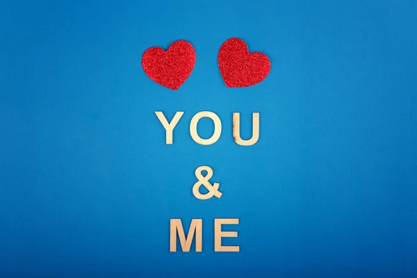 幸せなバレンタインデー 青い背景の つの赤いハートの美しいカード壁紙 月の祝日の愛の概念 あなたと私を言って木製の単語文字 — ストック写真