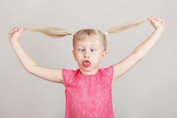 Primer Plano Retrato Divertida Rubia Caucásica Niña Preescolar Haciendo Caras —  Fotos de Stock