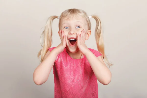놀란된 유치원 카메라 앞에서 얼굴을 만들기의 초상화 배경에 스튜디오에서 감정을 — 스톡 사진