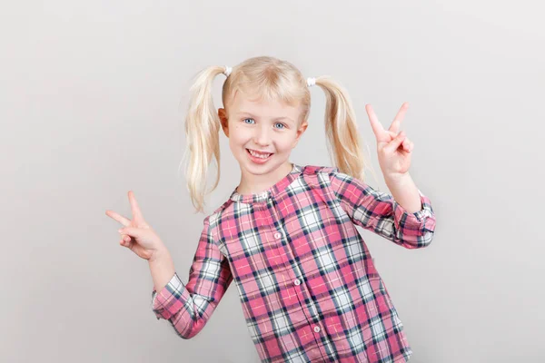 Primer Plano Retrato Linda Adorable Rubia Blanca Niña Preescolar Caucásica — Foto de Stock