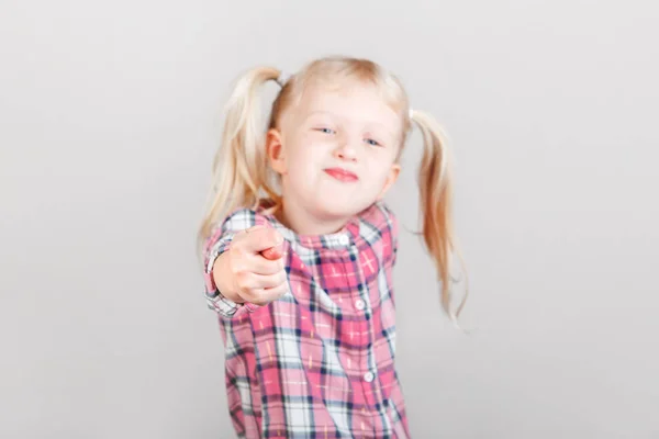 Bonito Adorável Branco Loira Caucasiana Menina Pré Escolar Fazendo Rostos — Fotografia de Stock