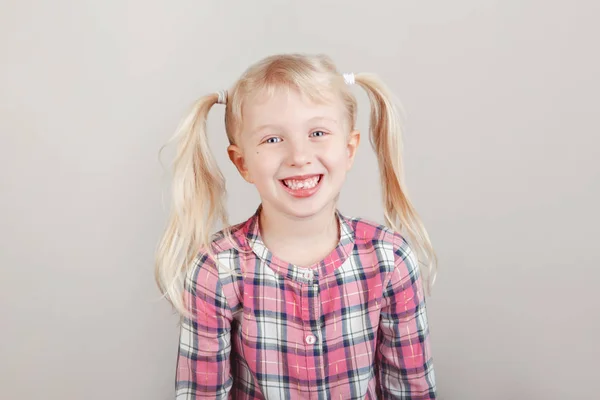 Portret Zbliżenie Ładny Śliczny Biały Kaukaska Przedszkola Blondynka Uśmiecha Się — Zdjęcie stockowe
