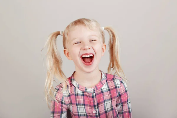귀여운 스러운 유치원 스튜디오에서 카메라 앞에서 미소의 초상화 어린이 배경에 — 스톡 사진