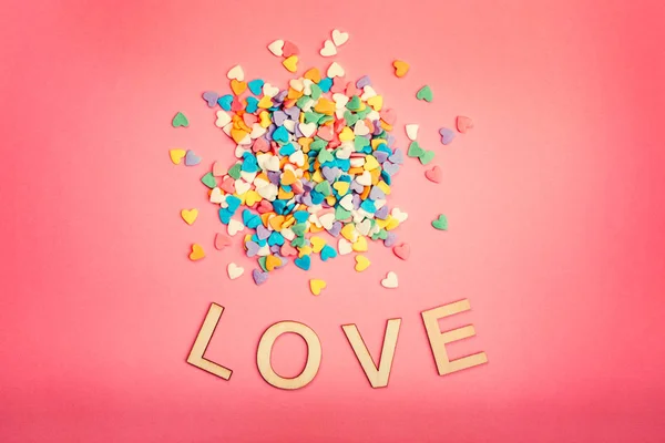 Mutlu Sevgililer Günü Pembe Mercan Arka Plan Üzerinde Renkli Kalpler — Stok fotoğraf