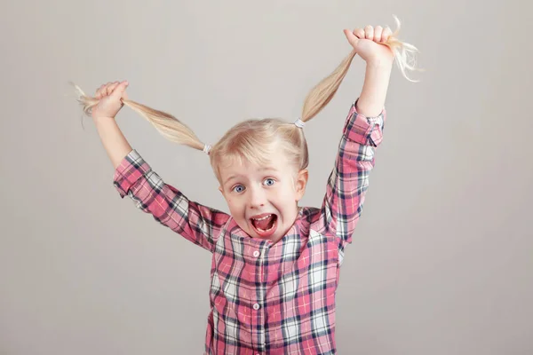 Primer Plano Retrato Divertido Excitado Rubia Caucásica Preescolar Chica Haciendo —  Fotos de Stock