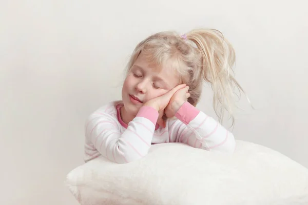 Conceito Sono Saudável Menina Branca Loira Bonito Criança Pijama Rosa — Fotografia de Stock