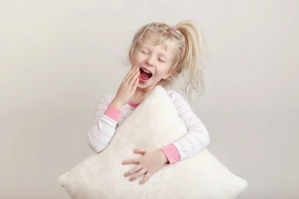 Gezonde Slaap Concept Schattige Blonde Kaukasische Meisje Kind Roze Pyjama — Stockfoto
