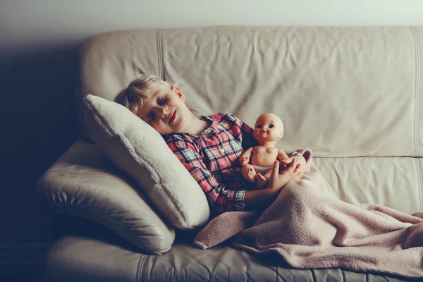 Anak Tidur Dengan Mainan Gadis Kulit Putih Yang Lucu Berpelukan — Stok Foto