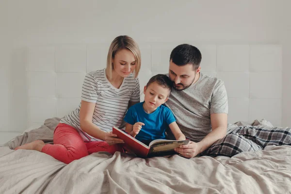 Семья Трех Человек Сидящих Кровати Спальне Читающих Книгу Мать Отец — стоковое фото