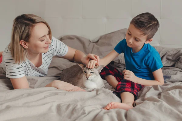 Potret Ibu Dan Anak Keluarga Kaukasia Duduk Tempat Tidur Kamar — Stok Foto