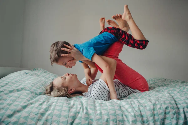 Retrato Grupo Madre Hijo Caucásicos Jugando Dormitorio Casa Mamá Meciendo —  Fotos de Stock