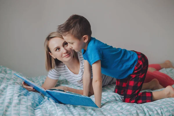Семья Двух Человек Сидящих Кровати Спальне Читающих Книгу Мать Сын — стоковое фото