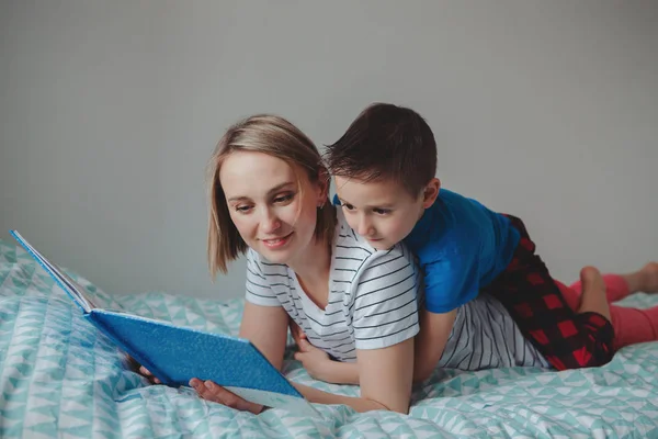 Kişilik Yatak Yatak Odası Okuma Kitabı Içinde Oturan Ailenin Anne — Stok fotoğraf