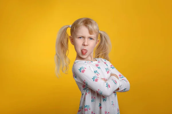 Grumpy Arrabbiato Ragazza Bionda Caucasica Con Gli Occhi Azzurri Abito — Foto Stock