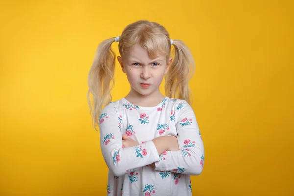Cute Grumpy Boos Kaukasische Blond Meisje Met Blauwe Ogen Witte — Stockfoto