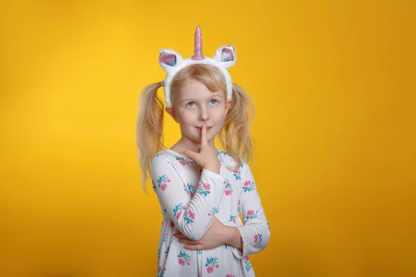 Gadis Pirang Kaukasia Imut Berbaju Putih Mengenakan Tanduk Kepala Unicorn — Stok Foto