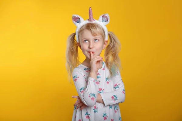 Gadis Pirang Kaukasia Imut Berbaju Putih Mengenakan Tanduk Kepala Unicorn — Stok Foto