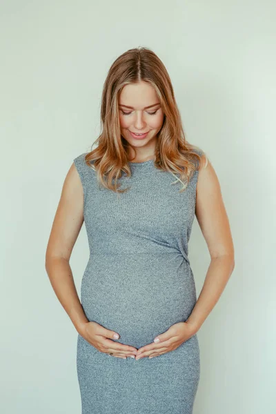 Retrato Mujer Embarazada Rubia Blanca Blanca Sonriente Vestido Gris Tocando — Foto de Stock