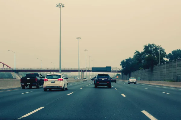 Traffic Highway Fog Mist Cars Freeway Road Evening American City — Stock Photo, Image