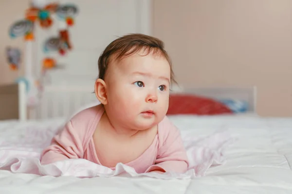 Portrait Mignonne Adorable Asiatique Métissée Petite Fille Quatre Mois Couché — Photo