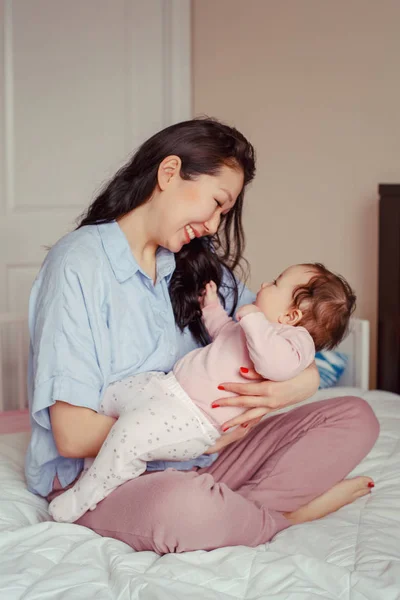 美丽的微笑的肖像笑着混合种族亚洲母亲玩她可爱可爱的新生儿婴儿 早期发展和保健生活方式的概念 家庭在卧室 — 图库照片