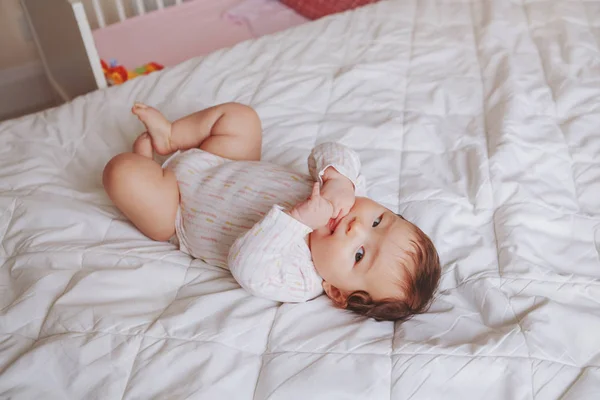 Sevimli Sevimli Asya Karışık Yarış Bebek Kız Dört Yatak Yatak — Stok fotoğraf