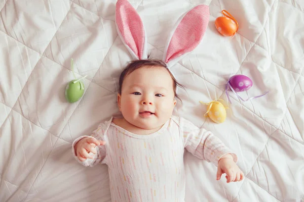 Bayi Asia Manis Yang Menggemaskan Mengenakan Telinga Kelinci Paskah Merah Stok Foto