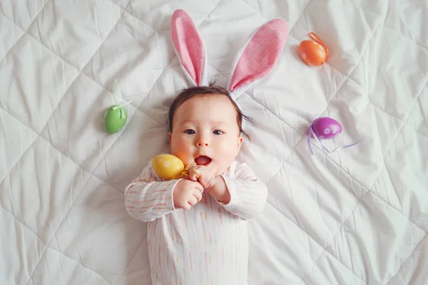 Söt Bedårande Blandade Asiatiska Baby Bära Rosa Easter Bunny Öron Stockbild