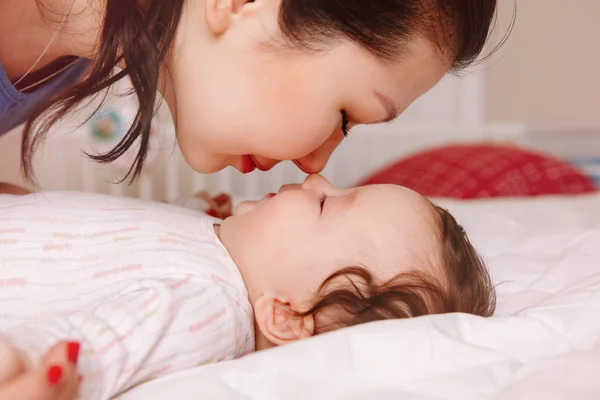 Closeup ภาพวาดของน กผสมเช อชาต กแม เอเช บจม กทารกแรกเก ดของเธอทารกแรกเก แนวค — ภาพถ่ายสต็อก