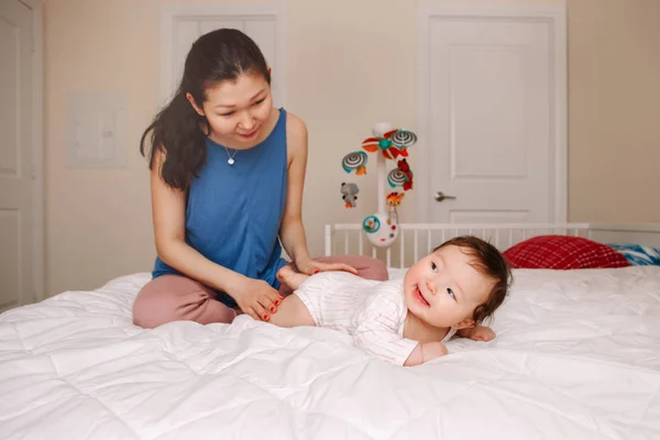 Potret Manis Manis Manis Ras Campuran Ibu Asia Dengan Bayi — Stok Foto