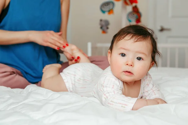 Potret Manis Manis Manis Ras Campuran Ibu Asia Dengan Bayi — Stok Foto