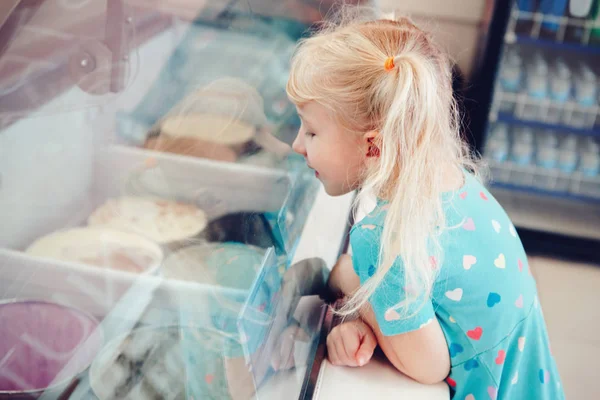 Caucasico Divertente Ragazza Bionda Bambino Guardando Gelato Vetrina Cercando Scegliere — Foto Stock