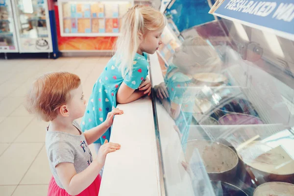 Dos Chicas Caucásicas Niños Hermanas Amigas Mirando Escaparate Heladería Eligiendo — Foto de Stock