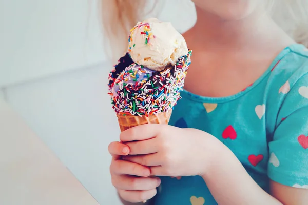 Penutup Gadis Memegang Krim Dalam Wafel Cone Besar Dengan Taburan — Stok Foto