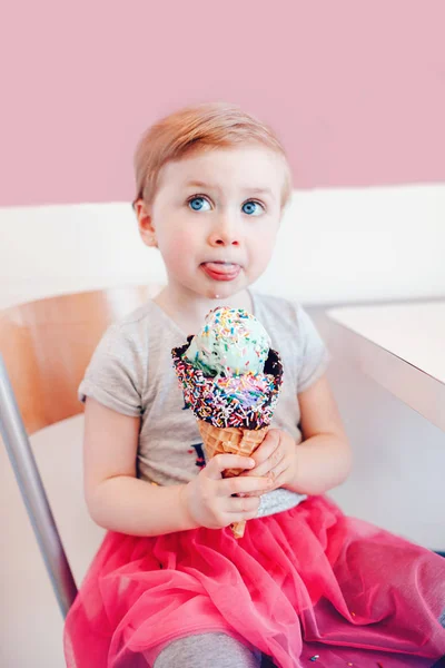 Χαριτωμένο Αστείο Καυκάσιος Ξανθιά Babyl Κορίτσι Παιδί Μπλε Μάτια Τρώει — Φωτογραφία Αρχείου